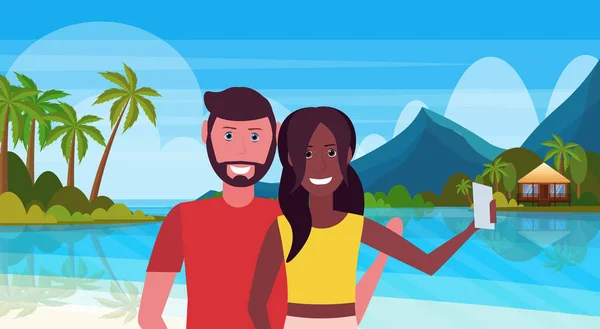 Mezcla raza pareja tomando selfie foto amantes en tropical playa agua bungalow casa paisaje verano viaje vacaciones luna de miel concepto hombre mujer en amor longitud completa horizontal plana — Vector de stock