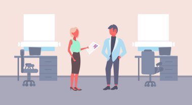 Erkek iş başvuru işkadını işveren işveren özgeçmiş yeni aday boşluk kavramı ofis iç yatay okuma soru soran cv formu tutan kadın İK