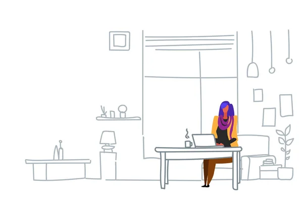 Mulher freelancer usando laptop sentado local de trabalho menina processo conceito moderno escritório ou sala de estar interior esboço doodle horizontal — Vetor de Stock