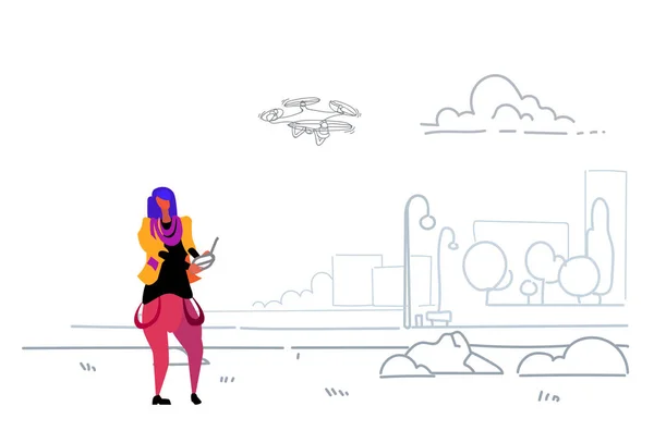 Mujer usando control remoto aéreo jugando drone copter moderno ciudad parque urbano casual chica operando quadrocopter volando quadcopter boceto al aire libre garabato horizontal — Vector de stock