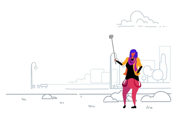 Mujer tomando foto selfie en el teléfono inteligente cámara moderna ciudad parque urbano casual chica sosteniendo uno mismo palo bosquejo garabato horizontal — Vector de stock