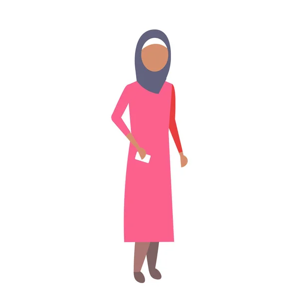 Wanita arab memegang smartphone konsep komunikasi mobile Arab bisnis wanita mengenakan pakaian tradisional penuh karakter kartun wanita datar terisolasi - Stok Vektor