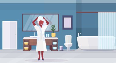 baş Afro-Amerikan kız ayakta modern banyo iç düz yatay tam uzunlukta üzerinde düz beyaz bornoz ve havlu giyen kadın