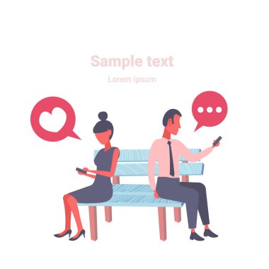 ahşap Bank arka arkaya smartphone sohbet kabarcık iletişim kavramı adam kadın sohbet cep düz izole tam uzunlukta birbirimizi görmezden telefonu kullanarak oturan çift alanı Kopyala