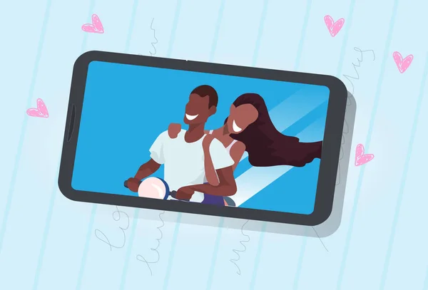 情侣骑摩托车非洲妇女和男子在爱一起旅行摩托车智能手机屏幕上的心脏形状男性女性角色肖像平水平 — 图库矢量图片