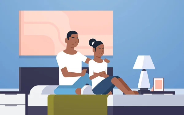 心烦意乱失望的女朋友觉得被冒犯的非洲裔美国夫妇坐在床上担心坏关系问题概念现代卧室内部平水平水平 — 图库矢量图片