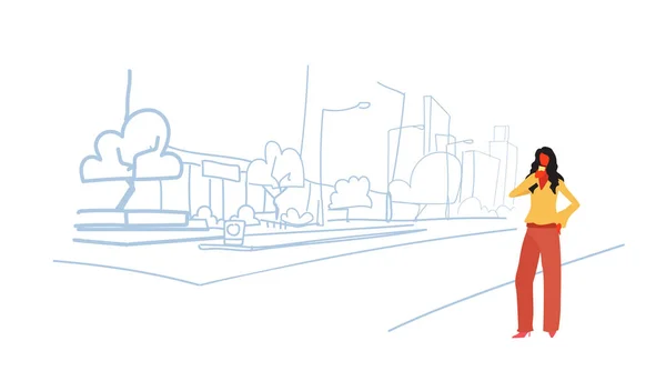 Zarif kadın içme kahve iş kadını ayakta açık modern şehir sokak gökdelen bina cityscape Kroki doodle tam uzunlukta yatay görüntüleme — Stok Vektör