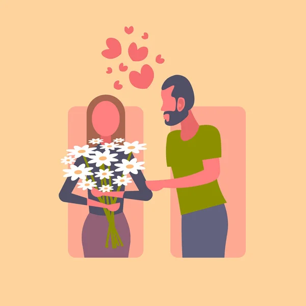 Hombre da ramo de flores de manzanillas blancas a su mujer feliz San Valentín concepto de fecha romántica pareja enamorada sobre el corazón formas personajes retrato plano — Archivo Imágenes Vectoriales