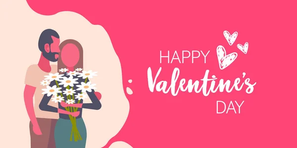 Uomo baciare donna felice con camomilla bianca fiori felice giorno di San Valentino concetto coppia innamorata in piedi insieme personaggi ritratto biglietto di auguri piatto orizzontale — Vettoriale Stock