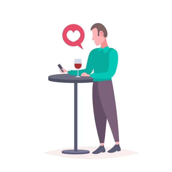 Man met smartphone op café liefde chat zeepbel communicatie concept elegante man drinken tafelwijn chatten volledige lengte van de celtelefoon geïsoleerd plat — Stockvector