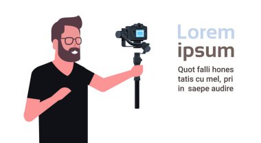 Selfie video adam kendini motorlu gimbal sabitleyici sosyal medya kavramı kopya alanı yatay kullanarak kayıt Dsrl kamera önünde çekim adam blogger yayın canlı akışı raporu
