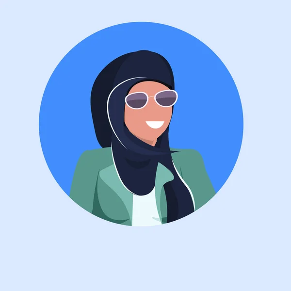 Arabe femme visage avatar heureux arabique fille portant hijab et lunettes de soleil musulmane femme dessin animé personnage portrait plat bleu fond — Image vectorielle