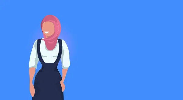 Árabe mulher feliz árabe menina vestindo hijab moda roupas muçulmano fêmea desenho animado personagem retrato plano azul fundo horizontal — Vetor de Stock