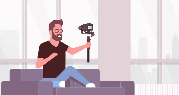 Ο άνθρωπος blogger που εκπέμπουν ζωντανά γυρίσματα selfie βίντεο άντρας μπροστά Dsrl κάμερα καταγράφει ο ίδιος χρήση αναρτήρων σταθεροποιητή κοινωνικών μέσων μαζικής ενημέρωσης έννοια σαλόνι εσωτερικό οριζόντιο — Διανυσματικό Αρχείο