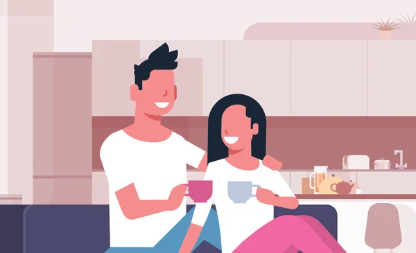 Ζευγάρι πόσιμο τσάι καφέ άνδρας γυναίκα κάθεται στο καναπέ ευτυχείς εραστές επικοινωνία μοντέρνα κουζίνα εσωτερικό αρσενικό θηλυκό καρτούν χαρακτήρες πορτρέτο οριζόντια — Διανυσματικό Αρχείο