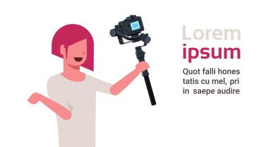 Selfie video kız kendini motorlu gimbal sabitleyici sosyal medya kavramı kopya alanı yatay kullanarak kayıt Dsrl kamera önünde çekim Kadın blogger yayın canlı akışı raporu