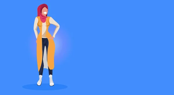 Árabe mulher em pé pose feliz árabe menina vestindo hijab moda roupas muçulmano fêmea desenho animado personagem completo comprimento plano azul fundo horizontal — Vetor de Stock