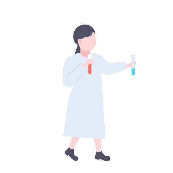 Mujer científica sosteniendo tubos de ensayo con líquido rojo y azul mujer asistente trabajando en laboratorio química médico trabajador profesional concepto longitud plana aislado — Archivo Imágenes Vectoriales