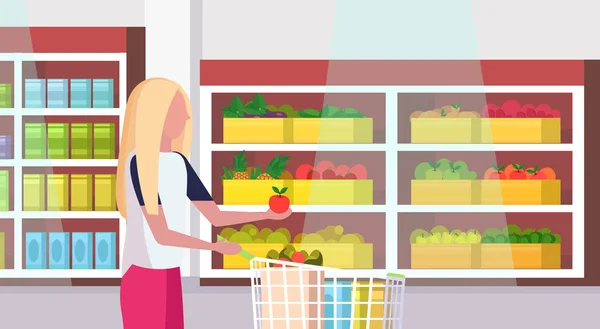 Ama de casa mujer llevando carro completo carro de compras de alimentos gran tienda de comestibles supermercado interior mujer cliente super mercado concepto de compras retrato plano horizontal — Archivo Imágenes Vectoriales