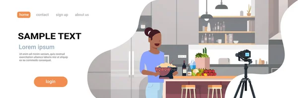 Ragazza cibo blogger registrazione video sulla macchina fotografica africano americano donna preparazione gustoso piatto moderno cucina interno cucina blog concetto femminile personaggio piatto copia spazio orizzontale — Vettoriale Stock