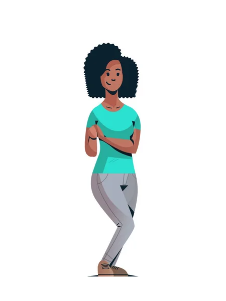 Mulher atraente e feliz mostrando gesto de alegria menina americana africana alegre em pé pose personagem de desenho animado feminino de comprimento total plano fundo branco vertical — Vetor de Stock