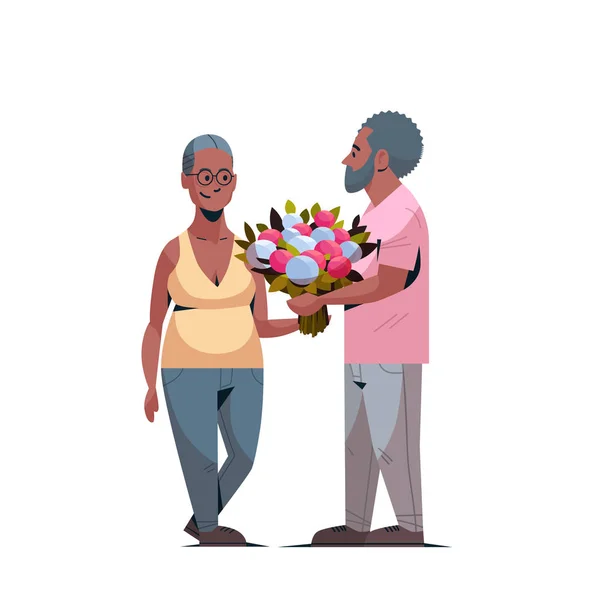 Senior man presentera bukett blommor till äldre kvinna internationella lyckliga womens dag 8 mars semester konceptet afroamerikanska par i kärlek vit bakgrund full längd — Stock vektor