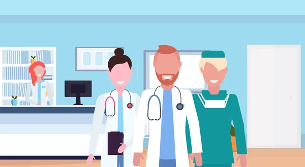 Ομάδα της ομάδας γιατροί στην ομοιόμορφη στέκεται μαζί στο νοσοκομείο αίθουσα ιατρικής περίθαλψης έννοια κλινική υποδοχής εσωτερική πορτρέτο οριζόντια επίπεδη — Διανυσματικό Αρχείο