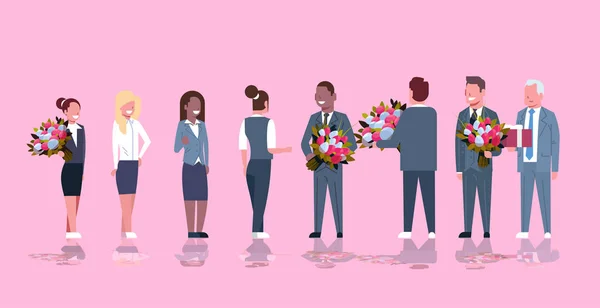 Affärsmän gratulera affärskvinnor med glad 8 mars womens dag koncept blanda race män ger blommor kvinnor rosa bakgrund full längd horisontella — Stock vektor