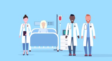 Mix yarış doktorlar ziyaret hasta kadın kıdemli yalancı yatak yoğun terapi ward sağlık kavramı hastane Oda mavi arka plan modern tıp Kliniği yatay takım