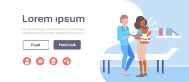 küçük Afrika bebek aşı kavramı modern hastane oda iç tam uzunlukta düz yatay kopya alanı için enjeksiyon aşı veren kadın doktor çocuk doktoru vurdu