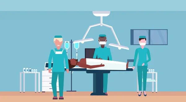 Команда гоночних хірургів, що оточує пацієнта, лежить на операційному столі під час операції медичні працівники в операційній кімнаті горизонтальна повна довжина — стоковий вектор