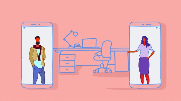 Άνδρας γυναίκα που συζητάνε από smartphone οθόνες σχέσεις σε απόσταση online συνομιλίας έννοια ζευγάρι χρησιμοποιώντας internet κινητή εφαρμογή στον χώρο εργασίας office εσωτερικό οριζόντιο σκίτσο — Διανυσματικό Αρχείο