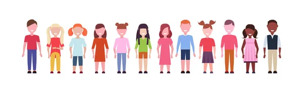 愉快的混合种族女孩和男孩站在一起多样性小孩子小组男性女性卡通人物全长平白色背景水平横幅 — 图库矢量图片