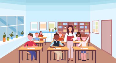 kadın öğretmen masaları eğitim kavramı modern okul sınıf oturan yarış öğrenciler ders mix sırasında kitap okuma iç yatay düz