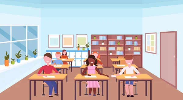 Mezclar raza alumnos sentados escritorios y hacer tareas durante la lección concepto de educación escuela moderna aula interior horizontal plana — Vector de stock