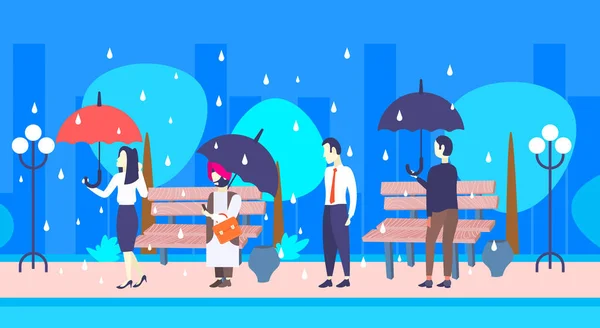 Предприниматели, держащие зонтик незащищенного бизнесмена под защитой от дождя мужские персонажи мужского пола на всей длине городского парка городской пейзаж плоский горизонтальный — стоковый вектор