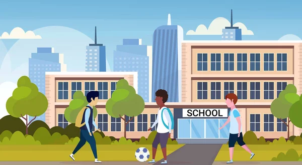 Смешать гонки школьницы играют в футбол перед школьным зданием начальной школы, веселясь обратно в школу концепция городской пейзаж фон плоская полная горизонтальная — стоковый вектор