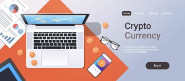 Kripto para birimi bloğu zinciri kavramı bitcoin incelemesi en iyi açı görünümü masaüstü dizüstü smartphone kağıt belgeleri mali rapor office in yatay kopya alanı