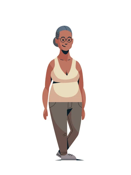 Feliz mulher idosa sorrindo casual Africano americano senhora pé pose fêmea desenho animado personagem completo comprimento plano branco fundo vertical — Vetor de Stock