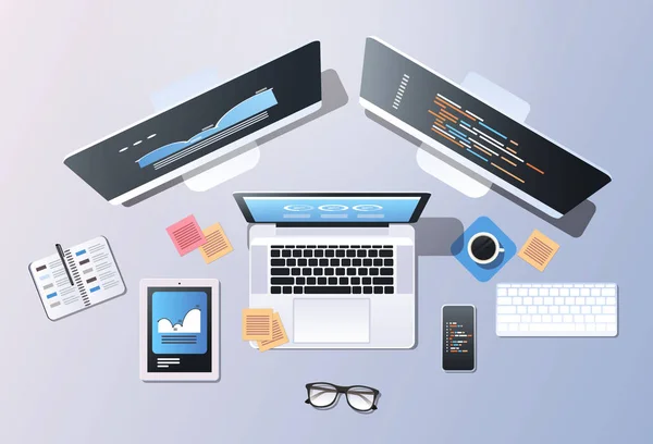 Design software entwicklung programmierung konzept obere winkelansicht desktop computer monitor tablette smartphone laptop bildschirm office stuff horizontal — Stockvektor