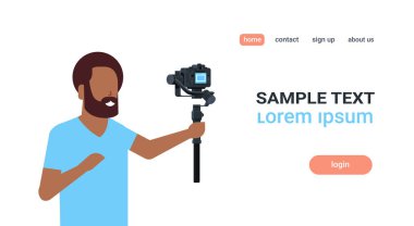 canlı akış yayınlayan adam blogger rapor çekim selfie video Afrika adam kendini kamera gimbal sabitleyici bloglama kavramı kopya alanı yatay kullanarak kayıt