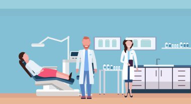 Çift diş hekimleri diş hekimliği sandalye profesyonel diş ofis modern klinik iç erkek kadın karakterleri tam uzunlukta düz yatay kadın hasta yatıyor incelenmesi