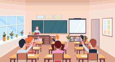 Resepsiyon eğitim kavramı modern okul sınıf iç tebeşir oturan soru öğretmen cevaplamak için eller yükselterek öğrenciler yatay düz kurulu