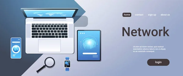 Tecnología de computación en la nube concepto de sincronización de red ángulo superior ver ordenador portátil smartphone tableta reloj inteligente pantalla trabajo en red cosas de oficina espacio de copia horizontal — Archivo Imágenes Vectoriales