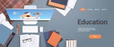 Üniversite öğrenci çalışma alanı e-öğrenme online eğitim kavramı en iyi açı görünüm masaüstü kitap ve bilgisayar monitör ofis malzeme yatay kopya alanı ile