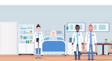 Mix yarış doktorlar ziyaret hasta kadın kıdemli yalancı yatak yoğun terapi ward sağlık kavramı hastane oda iç modern tıp Kliniği yatay takım