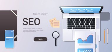 dijital pazarlama arama motoru optimizasyonu seo kavramı en iyi açı görünümü işyeri masaüstü ile dizüstü smartphone ekran analiz verileri office in yatay kopya alanı