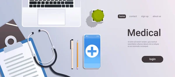 Νοσοκομείο εργαζόμενος πίνακα online εφαρμογή για κινητά κορυφαία γωνία θέα γιατρός στο χώρο εργασίας στην επιφάνεια εργασίας με φορητό smartphone στηθοσκόπιο και πρόχειρο πράγματα αντίγραφο χώρος γραφείου οριζόντια — Διανυσματικό Αρχείο