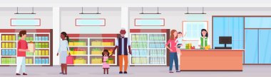 perakende kadın kasiyer ödeme süpermarkette mix yarış müşteriler ayakta satır sıra alışveriş kavramı bakkal market iç düz yatay banner
