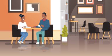 Genç çift kahve içme birlikte Kafe oturan tablo Afro-Amerikan man woman romantik aşk kavramı modern Restoran iç düz yatay dating